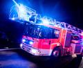 Symbolbild: Marcel Kusch / dpa
Zum Einsatz kam auch eine Drehleiter der Weidener Feuerwehr, von der aus der Brand im Dachstuhl bekämpft wurde.