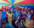 Bild: Wolfgang Steinbacher
Hoch die Hände – Wochenende! Auch der zweite Kinderfasching der Narrhalla Rot-Gelb Amberg im ACC war eine große Spaßveranstaltung.