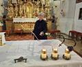 Bild: soj
Mesnerin Gabi Filberth ist mit ganzem Herzen beim Dienst am Altar bei der Sache.