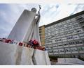Bild: Andrew Medichini/AP/dpa
Papst Franziskus muss länger im Gemelli-Krankenhaus bleiben, wo auch schon sein Vorvorgänger Johannes Paul II. behandelt wurde. An den polnischen Papst erinnert dort heute ein Denkmal.