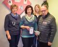 Bild: hdk
Der Salon Scharrer unterstützt die Kinderkrebshilfe: (von links) Karin Himmer-Schiener, Monika Scharrer, Corinna Scharrer und Andreas Steinl bei der Spendenübergabe.