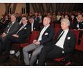 Bild: ge
Eine Menge Unternehmer und Interessenten kommen in den Saal des Theuerner Kulturschlosses. Es sprechen Landrat Richard Reisinger, IHK-Hauptgeschäftsführer Jürgen Helmes, Professor Matthias Franke (Fraunhofer Umsicht) und OTH-Präsident Professor Clemens Bulitta (von links).