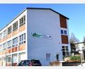 Bild: Portner
Noch zieren die Logos der beiden Klangkörper die Fassade der Grundschule Oberviechtach, wo sie im mittleren Stockwerk seit 2016 ihre Probenräume haben. Der Auszug steht in Kürze an.