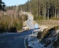Bild: ld
Neben der alten Brücke über den Fuhrbach soll heuer zunächst ein Ersatzneubau entstehen, ehe im nächsten Jahr mit der Sanierung der Staatsstraße (im Bild mit Blick in Fahrtrichtung Mehlmeisel) begonnen wird.