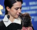 Bild: Soeren Stache/dpa
Margaret Qualley präsentierte ihren Hund erstmals der Öffentlichkeit.
