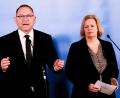 Bild: Carsten Koall/dpa
Die Gewerkschaften Verdi und dbb verhandeln für die Beschäftigten mit Bund und Kommunen. (Archivbild)