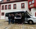 Bild: Stadt Marktredwitz/Pauline Manzke/exb
In Marktredwitz gibt es einen neuen "Marktbus". Im Bild von links Patrick Schraml (Edeka Schraml), Roland Biersack (Biersack Reisen), Alexander Spörl (Hagebaumarkt), Thomas Hecht (Wirtschaftsförderung, Stadt Marktredwitz), Wolfgang Biersack (Infrastruktur, Stadt Marktredwitz), Oberbürgermeister Oliver Weigel.