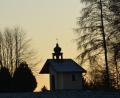 Bild: dob
Umkränzt von Bäumen steht das Schönberger-Kircherl auf einer Anhöhe über dem Luhetalort Kaimling. Auch im Winterhalbjahr ist es, kurz vor Sonnenuntergang, einen Abstecher wert.