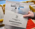 Symbolbild: Peter Kneffel/dpa
Zwei Stimmen können Bürger bei der Bundestagswahl am Sonntag abgeben. Eine davon ist für einen der Direktkandidaten aus dem Wahlkreis.