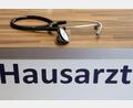 Bild: Stephan Jansen/dpa
Ein Hausarzt in Spenge wird von einem Patienten zusammengeschlagen - jetzt fordern Mediziner eine Strafrechtsverschärfung. (Symbolbild)