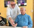 Bild: Gabi Schönberger
Der Seniorenbeauftragte Peter Klein (Mitte) prüft mit Franz-Josef Lang die App-Einstellungen.