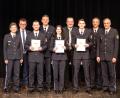 Bild: Polizeihauptmeister Martin Bösl/exb
Den Seminarbesten gelten die Glückwünsche der Repräsentanten der Bereitschaftspolizei und der Bürgermeister. Im Bild (von links) stellvertretende Personalratsvorsitzende Sandra Wilfer, Bürgermeister Martin Birner, Polizeioberwachtmeister Tristan Hagspiel (Platz 3 im Seminar), Abteilungsführer Leitender Polizeidirektor Matthias Messer, Polizeioberwachtmeisterin Katharina Huber (Platz 2 im Seminar) Bürgermeister Frank Zeitler, Polizeioberwachtmeister Jonathan Rott (Platz 1 im Seminar), Seminarleiter Erster Polizeihauptkommissar Martin Spieß und Polizeipräsident Michael Dibowski.