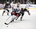 Bild: Kim Enderle
Blue-Devils-Stürmer Daniel Bruch (links) im Duell mit Maximilian Hadraschek von den Ravensburg Towerstars.