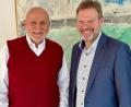 Bild: Marina Schuch
Bürgermeister Alwin Märkl (rechts) gratuliert Jürgen Ruttmann zum 80. Geburtstag.