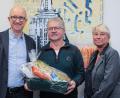 Bild: Wolfgang Steinbacher
Fast 50 Arbeitsjahre bei der Firma Metallbau Vollmuth GmbH liegen hinter Heinrich Renner (Mitte). Chef Andreas Vollmuth (links) und Marie-Luise Vollmuth-Pongratz verabschieden ihn mit Dank und Anerkennung in den Ruhestand.