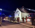 Bild: nza
Von der Drehleiter räumte die Feuerwehr den Kamin aus.
