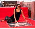 Bild: Jordan Strauss/Invision via AP/dpa
Mindy Kaling geht auf der Plakette zu Boden.