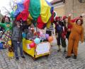 Archivbild: u
In Hirschau steigt am Samstag, 22. Februar, der einzige Kinderfaschingszug in der Oberpfalz. An bunten und originellen Masken wird es auch diesmal nicht fehlen. So waren im vergangenen Jahr die Kleinen des Antonius-Kindergartens mit ihren Erzieherinnen als „Cirkus Antonelli“ unterwegs.