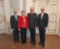 Bild: Regierung der Oberpfalz/Kammermeier/exb
Regierungspräsident Walter Jonas (rechts) und der Amtschef des Staatsministeriums für Ernährung, Landwirtschaft, Forsten und Tourismus, Hubert Bittlmayer (links), gratulieren der neuen Bereichsleiterin B6 Elisabeth Beer und verabschieden Vorgänger Johannes Hebauer.