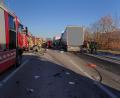 Bild: Berufsfeuerwehr Regensburg
Unfall auf der A3 bei Regensburg. Drei Lastwagen sind ineinander gekracht.