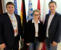Bild: do
Nach der "Beförderung" von Alexander Schatz (re) zum zweiten Bürgermeister und der Wahl von Marktgemeinderätin Silvia Schecklmann zur dritten Bürgermeisterin ist die Rathaus-Spitze wieder komplett besetzt. Zur Wahl gratuliert Bürgermeister Ewald Plößner