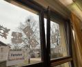Bild: Grund- und Mittelschule Hirschau
Nachdem ein Fenster an der Hirschauer Grund- und Mittelschule aus dem Rahmen gefallen ist, wurden jetzt Sicherungsketten angebracht. Sie sollen das Herabfallen verhindern und das Durchlüften ermöglichen.