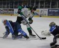 Archivbild: Dieter Jäschke
Marius Schmid (Mitte) und der EHC Mitterteich starten am Freitag mit einem Heimspiel in die Aufstiegs-Play-offs zur Landesliga.