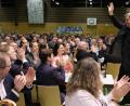 Bild: Hirsch
Beifall für den Ministerpräsidenten: Markus Söder hatte beim CSU-Empfang in der voll besetzten Schwandorfer Oberpfalzhalle ein Heimspiel.