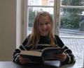 Bild: gsp
Die strahlende Siegerin des diesjährigen Vorlesewettbewerbs der Stadt-Schulen in Amberg, Amelie Schatz vom GMG.