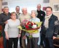 Bild: pi
Sie lächeln sich noch immer gerne an: Michael und Annemarie Hummer. Zum 70. Ehejubiläum freuen sie sich über die vielen Gratulanten, darunter Dekan Alexander Hösl (rechts) und Bürgermeister Andreas Wutzlhofer (Dritter von links).