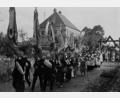 Bild: Archiv Werner Robl
Start des Festzuges anlässlich der Vollendung der Kirchenerweiterung in den 1930er Jahren war beim Benefizium an der heutigen Schönfelder Straße in Wiesau.