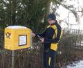 Bild: wpt
Postbote Harald Streble leert Ambergs einsamsten Briefkasten auf dem Mariahilfberg regelmäßig. Oft ist er leer. Dieses Mal aber wollte jemand etwas mit der Post verschicken.