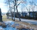 Bild: do
Zum Kernstück der Sanierungsplanung gehört das Abrücken der S 2168 in Höhe des Siedlungsbereiches in Richtung Osten. Auf der dann alten Straßentrasse planen die Straßenbauer den Geh- und Radweg. Gleichzeitig plädierte Baudirektor Gerhard Kederer für den Erhalt der Baumallee.
