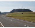 Bild: wel
Rechts der Hochstraße von Niesaß nach Denglarn/Schwarzhofen liegen die Flächen für die Solarparks Wagnern-Ost I und II, durch eine Flurbereinigungsstraße getrennt. Im Hintergrund ist der Funkmast sichtbar.