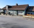 Bild: bsc
Im rechten Gebäudeteil (etwas zurück gesetzt) befindet sich bereits ein Teil des Friedenfelser Kinderhauses. Nun soll das alte Rathaus (links im Bild) nach den Planentwürfen in den Gebäudekomplex integriert werden.