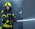 Symbolbild: David Inderlied/dpa
Mit Atemschutz löschte die Weidener Feuerwehr den Brand in einem grünen Container in der Müllumladestation.