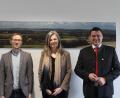 Bild: Andrea Haas, Landratsamt Schwandorf/exb
Mint-Managerin Brunhild Thomes (Mitte) spricht mit Landrat Thomas Ebeling (rechts) und Florian Schmid (links) von der Lernenden Region Schwandorf über ihre Ziele.