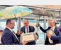 Bild: Gabi Schönberger
Jeweils einen Schirm des Landkreises und der Stadt Kemnath überreichten Landrat Roland Grillmeier und Bürgermeister Roman Schäffler an Schulleiter Holger König (von rechts). Dazu gab es noch ein Porzellanbild.