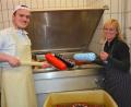 Bild: jr
Seit 2019 stehen Sebastian Rosner und seine Mutter Jutta in der Führungsverantwortung der Metzgerei Rosner, sie setzen die jahrhundertealte Tradition des Familienbetriebs fort, hier bei der Arbeit in der Wurstküche.