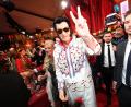 Bild: Karl-Josef Hildenbrand/dpa
Markus Söder (CSU), Ministerpräsident von Bayern, als Elvis Presley verkleidet, und seine Frau Karin Baumüller-Söder kommen zur "Fastnacht in Franken".