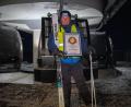 Bild: Skiresort.de/dpa
Oliver Kern am Ende eines langen Skitags mit seiner Rekord-Urkunde: 101 verschiedene Lifte ist er gefahren.