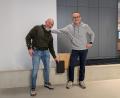 Bild: Wolfgang Würth
Gute Verbindung: Josef Reger (links) hält ein Muster von Walter Franks Schaumglas-Boden-Material an ein Muster seiner Massivholz-Wände.