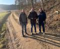 Bild: Anton Köppl/exb
Erster Bürgermeister Maximilian Beer, Matthias Vogl von der Firma Seebauer und Volker Schneeberger (VG Neunburg) begutachten die Baustelle, auf der die Freischneidearbeiten bereits beendet sind.