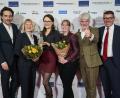 Bild: Stiftung Lesen / Sascha Radke 
Oliver Mommsen (Lesebotschafter, von links), Ruth Neumann, Theresa Fischer, Katja Sauermann (Regionalbibliothek Weiden), Christian Kipper (Geschäftsführer Deutsche Fernsehlotterie) und André Stahl (Deutscher Städtetag Präsidium) bei der Preisübergabe des Deutschen Lesepreises an die Regionalbibliothek Weiden.