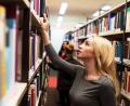 Bild: Markus Hibbeler/dpa
In die Bibliothek setzen und Stoff nachlesen? Beim Lernen für eine Prüfung bringt einen das nur bedingt voran.