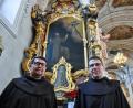 Bild: Stephan Huber
Pater Seraphin und Pater Clemens (von links) freuen sich nicht nur über ihre Baumpflanzaktion, sondern auch über den Seitenaltar zu Ehren ihres Ordensheiligen Franziskus in der Bergkirche, der Anlass zu diesem besonderen "Spatenstich" am Mariahilfberg gibt.