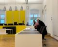 Bild: Maximilian Hohlheimer
Der 41-jährige Angeklagte (vorne) und sein Verteidiger Johann Niebler im Gerichtssaal in Amberg.