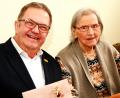 Bild: gf
Gegen neue Haxn hätte sie nichts einzuwenden, meinte die 95-jährige Kathaina Kampe (rechts), als ihr Bürgermeister Martin Preuß mit einigen Euro Stadtgeld zum 95. Geburtstag gratulierte.