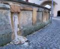 Bild: Andreas Ascherl
Die Brücke über den Amberger Stadtgraben beim Nabburger Tor Anfang Februar 2025. Erneut ist ein größeres Stück Sandstein und Mörtel aus der Brüstung gebröckelt.