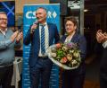 Bild: Stephan Huber
Bei der Wahlparty der CSU in der Alten Kaserne in Amberg dankte Landtagsabgeordneter Harald Schwartz Susanne Hierl mit einem Blumenstrauß für ihren Einsatz im Wahlkampf. Auch Kreisrat und Ambergs Zweiter Bürgermeister Martin Preuß sowie der Amberger CSU-Fraktionssprecher Matthias Schöberl applaudieren.